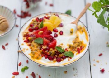Sweet labneh with exotic fruits
