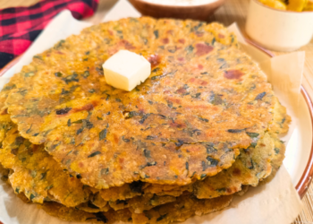 Healthy Green Thepla made with Moringa Leaves