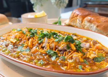 Quick and easy Kolhapuri Misal Pav made with sprouted moth beans and green peas, topped with crunchy namkeen and served with buttery pav